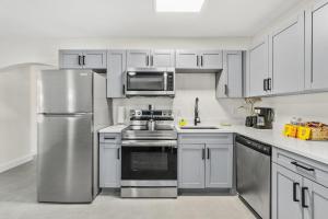 Η κουζίνα ή μικρή κουζίνα στο 2 BR, Remodeled Pet Friendly Condo, 1 Block to Beach Access, Walkable to Restaurants! Fall Promo for Mondays & Thursdays!