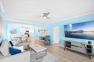 una sala de estar con un sofá y una mesa en Versailles Sur La Mer 1D, en Melbourne Beach