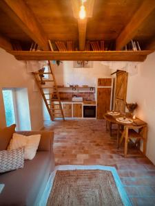 una sala de estar con un sofá y una mesa en Le mazet du cavalier, en Puyvert