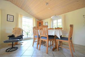 uma sala de jantar com uma mesa e cadeiras brancas em 30848-Ulfborg-Valmuevej-286 em Vang