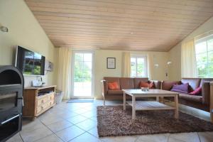 uma sala de estar com um sofá e uma mesa em 30848-Ulfborg-Valmuevej-286 em Vang