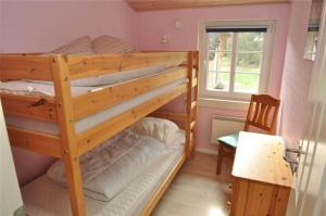 dois beliches em um quarto com janela em 30848-Ulfborg-Valmuevej-286 em Vang