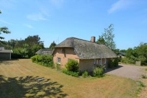 uma antiga casa de tijolos com telhado de palha em 30848-Ulfborg-Valmuevej-286 em Vang