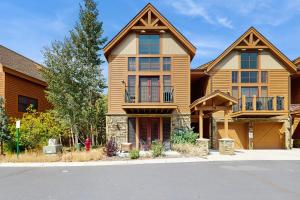 une grande maison avec dans l'établissement Hop Inn At Antlers Gulch, à Keystone