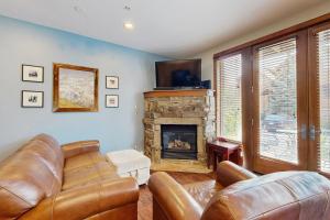 un salon avec un canapé et une cheminée dans l'établissement Hop Inn At Antlers Gulch, à Keystone 16 autres photos