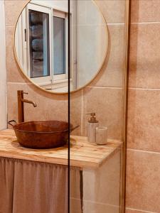 Un baño con lavabo de madera y espejo. en Le mazet du cavalier, en Puyvert 13 fotos más