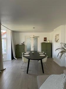 un salon avec une table et quelques chaises dans l'établissement Casa Kana, au Coq