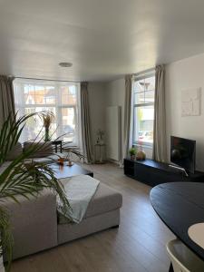 un salon avec un canapé et une table dans l'établissement Casa Kana, au Coq