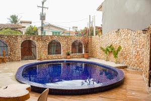 a large swimming pool in the middle of a patio at Pousada Villa Uçá Frances - Praia do Frances in Praia do Frances