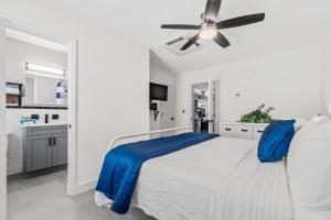Postel nebo postele na pokoji v ubytování Remodeled Condo, 1 Block to Beach Access, Walkable to Restaurants! Fall Promo for Mondays & Thursdays!