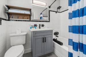 Koupelna v ubytování Remodeled Condo, 1 Block to Beach Access, Walkable to Restaurants! Fall Promo for Mondays & Thursdays! + 14 fotografií