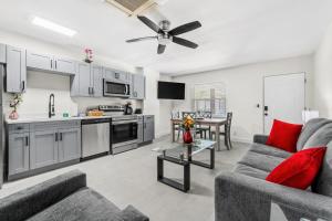 Kuchyň nebo kuchyňský kout v ubytování Remodeled Condo, 1 Block to Beach Access, Walkable to Restaurants! Fall Promo for Mondays & Thursdays!