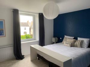 Postel nebo postele na pokoji v ubytování chambre d'hôtes du pays coutançais