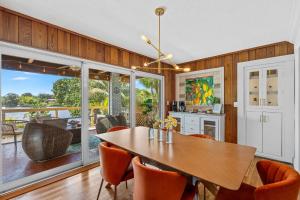 Un comedor con mesa y sillas en Mango Shores, en Indian Harbour Beach