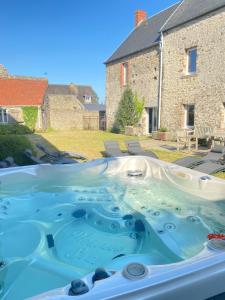 Bazén v ubytování chambre d'hôtes du pays coutançais nebo v jeho okolí