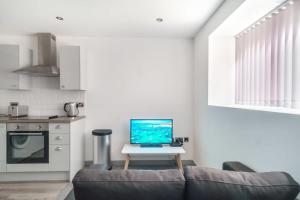 ブラックバーンにあるContemporary 1BED Apartment in Central Blackburnのリビングルーム(ソファ、ノートパソコン、テーブル付) +7枚の写真