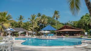 Orange Praia Hotel في إيتاماراكا: حمام سباحة في المنتجع