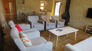 Ruang duduk di Escape to a Spacious Retreat with Jacuzzi & BBQ +72 gambar