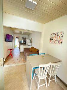 Kuchyň nebo kuchyňský kout v ubytování Casa Sol - Com Piscina - Praia de Mariscal - SC