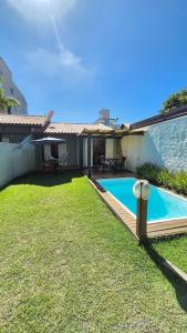 Bazén v ubytování Casa Sol - Com Piscina - Praia de Mariscal - SC nebo v jeho okolí