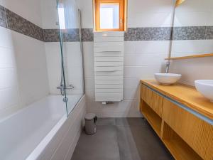 Ένα μπάνιο στο Confort moderne 2 chambres + coin montagne, 6 pers, proche pistes - FR-1-352-61