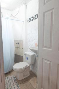 Un baño de Quiet cabin 10 minutes from the sea