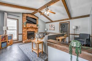 a living room with a couch and a fireplace at Wildwind Charmer in Memphis