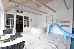 Un baño con un tobogán azul y una bañera. en 10613-Ulfborg-Svollingvej-37, en Øhuse