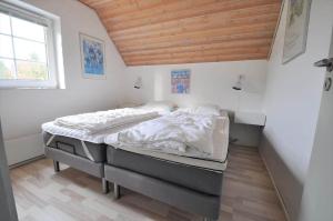 un dormitorio con una cama grande en una habitación en 10613-Ulfborg-Svollingvej-37, en Øhuse 24 fotos más