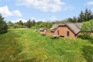 una vista aérea de una casa con techo de paja en 10613-Ulfborg-Svollingvej-37, en Øhuse