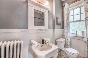 Et badeværelse på Rozelle Roost Downstairs + 37 billeder
