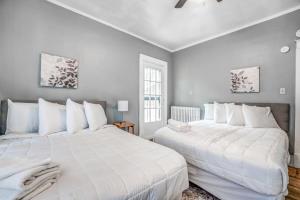 En eller flere senge i et værelse på Rozelle Roost Downstairs