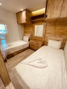 Giường trong phòng chung tại Marina Suite