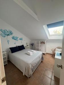 ボロニアにあるSON DE MARのベッドルーム1室(青い花の壁にベッド1台付)