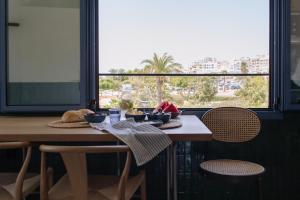 a table with two chairs and a table with wine glasses at Can Bo in Villajoyosa