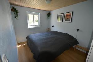 Giường trong phòng chung tại 40717-Ulfborg-Hagevej-51