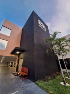 ein Gebäude mit einer Bank davor in der Unterkunft Studio 14 - 2K Atalaia Apenas 150m da Orla in Aracaju