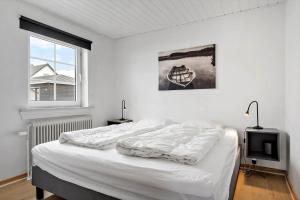 Postel nebo postele na pokoji v ubytování 70396-Ulfborg-Lillegade-2