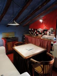 une cuisine avec une table et des chaises dans une pièce dans l'établissement Posada Niña Margarita, à Priego de Córdoba 118 autres photos