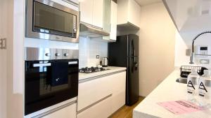 Køkken eller tekøkken på Upscale 2BR with Balcony in Barranco