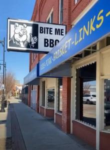 ein Gebäude mit einem Schild für einen Grillladen in der Unterkunft The Loft at Bite Me BBQ in Wichita