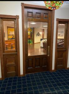 ein Zimmer mit einer Holztür und ein Schlafzimmer in der Unterkunft The Loft at Bite Me BBQ in Wichita