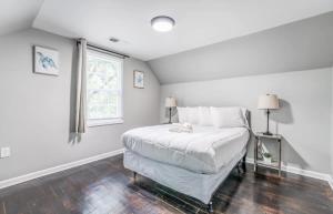 Un dormitorio blanco con una cama y una ventana. en Whitehaven Park Retreat, en Memphis