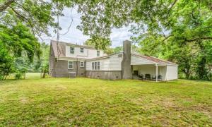 Casa blanca con patio grande en Whitehaven Park Retreat, en Memphis