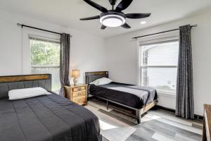 Katil atau katil-katil dalam bilik di 1 Mi to ATandT Stadium Family Home with Large Yard!