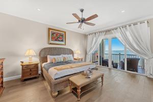 Un dormitorio con una cama con vista al mar. en 9 Willow Green Dr, en Cocoa Beach 57 fotos más