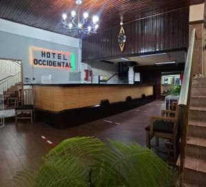 ダビッドにあるNUEVA ADM- Hotel Occidentalの受付デスクと椅子を備えたホテルオコディラレストラン
