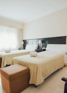 2 camas en una habitación de hotel con 2 camas grandes en Argentino Hotel, en Mar del Plata 35 fotos más