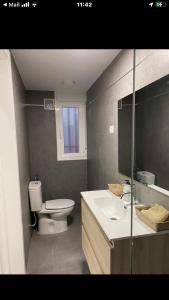 Ένα μπάνιο στο APARTAMENTo MODERNO CENTRO MADRID - ARGÜELLES-PLAZA ESPAÑA