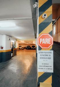 Un garaje con un cartel de pánico en la pared. en Argentino Hotel, en Mar del Plata